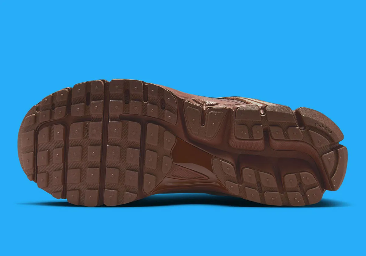 Nike Zoom Vomero 5 Mink Brown 5 La Nike Zoom Vomero 5 « Mink Brown » transforme votre garde-robe automnale avec ses tons chocolat