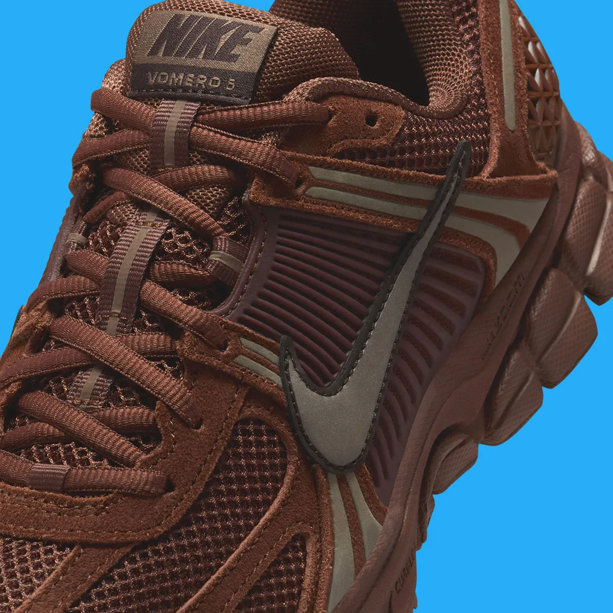 Nike Zoom Vomero 5 Mink Brown 6 La Nike Zoom Vomero 5 « Mink Brown » transforme votre garde-robe automnale avec ses tons chocolat