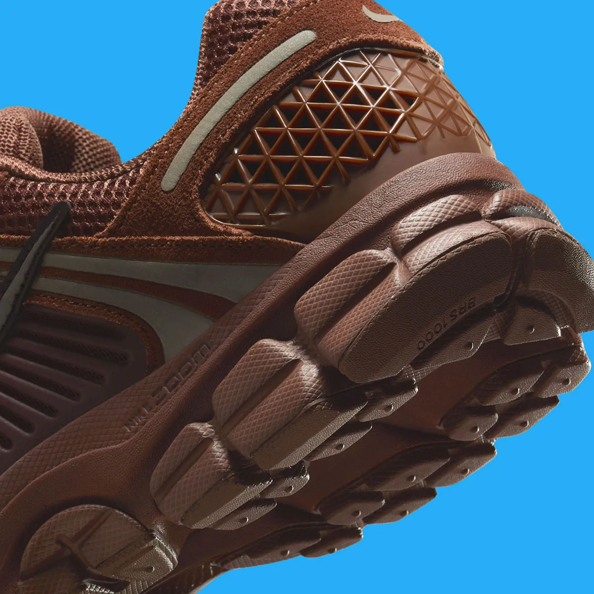 Nike Zoom Vomero 5 Mink Brown 7 La Nike Zoom Vomero 5 « Mink Brown » transforme votre garde-robe automnale avec ses tons chocolat