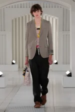 Onitsuka Tiger Spring Summer 2026 Milan Fashion Week 1 Andrea Pompilio revisite les codes masculins pour la collection Onitsuka Tiger printemps 2026