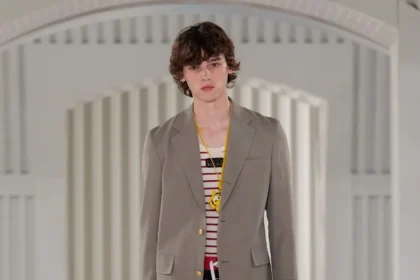 Andrea Pompilio revisite les codes masculins pour la collection Onitsuka Tiger printemps 2026