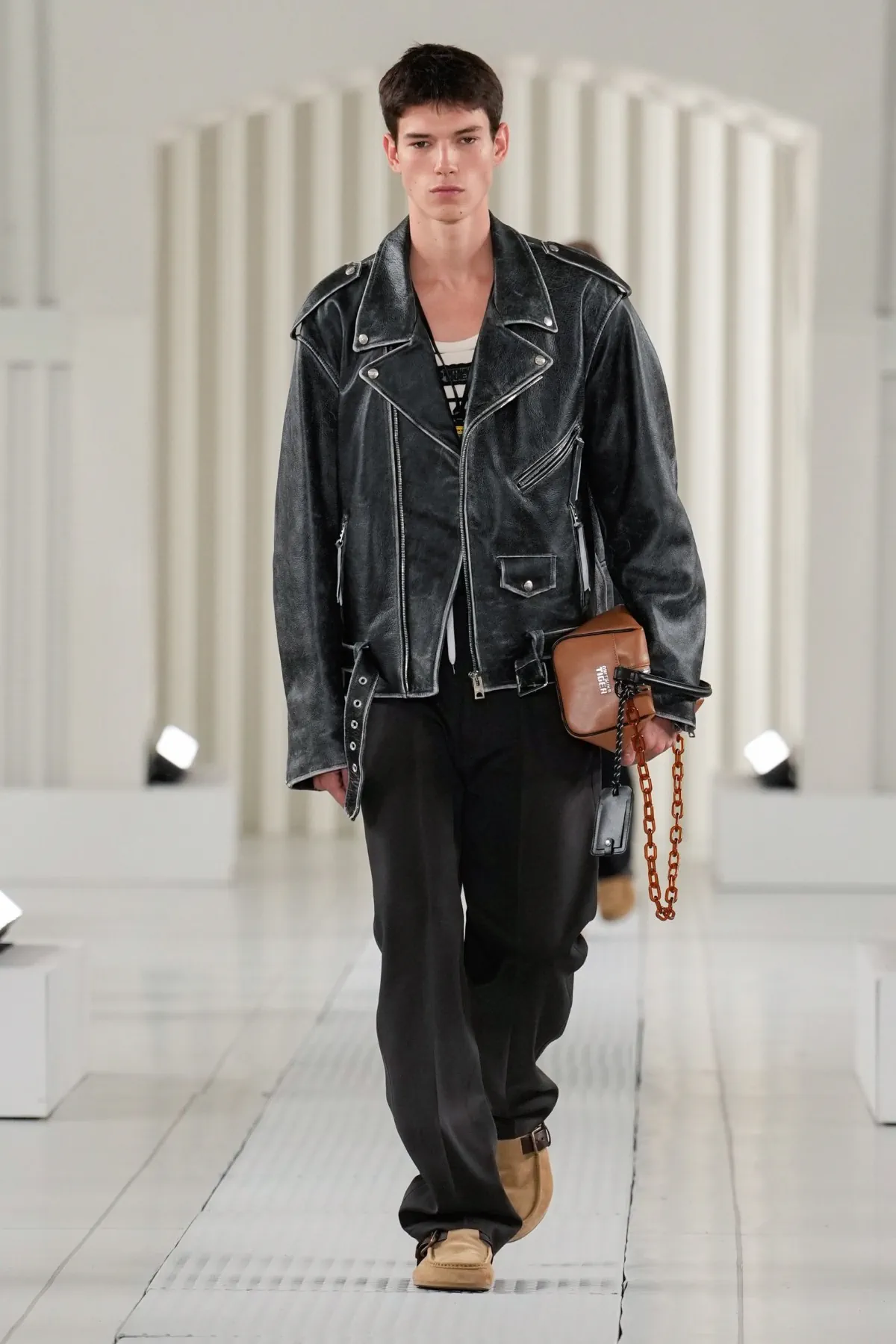 Onitsuka Tiger Spring Summer 2026 Milan Fashion Week 6 Andrea Pompilio revisite les codes masculins pour la collection Onitsuka Tiger printemps 2026