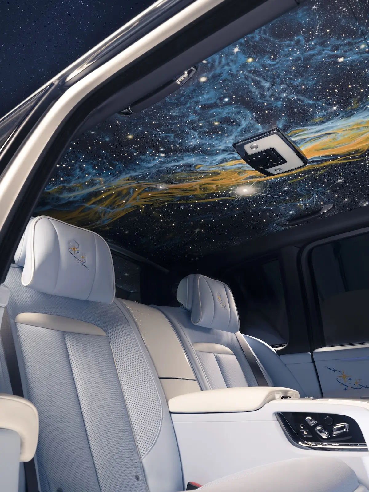 Rolls Royce Cullinan Cosmos 4 Le Rolls-Royce Cullinan Cosmos célèbre l’espace avec une création unique