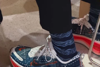 Tim Cook portait des Sashiko Gals x Nike Vomero Plus uniques lors de l'ouverture de la boutique Apple à Ginza