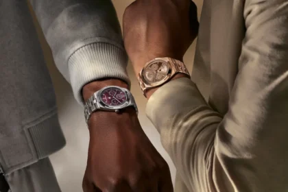 Le Vacheron Constantin Overseas quantième perpétuel ultra-plat se décline en or rose et en or blanc