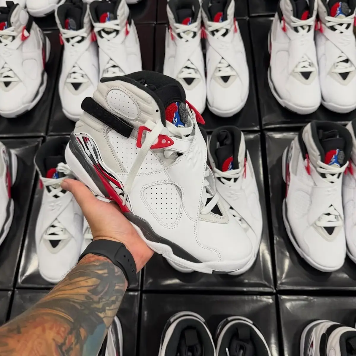Air Jordan 8 Bugs Bunny 1 La Air Jordan 8 « Bugs Bunny » fait son grand retour après douze ans d'absence