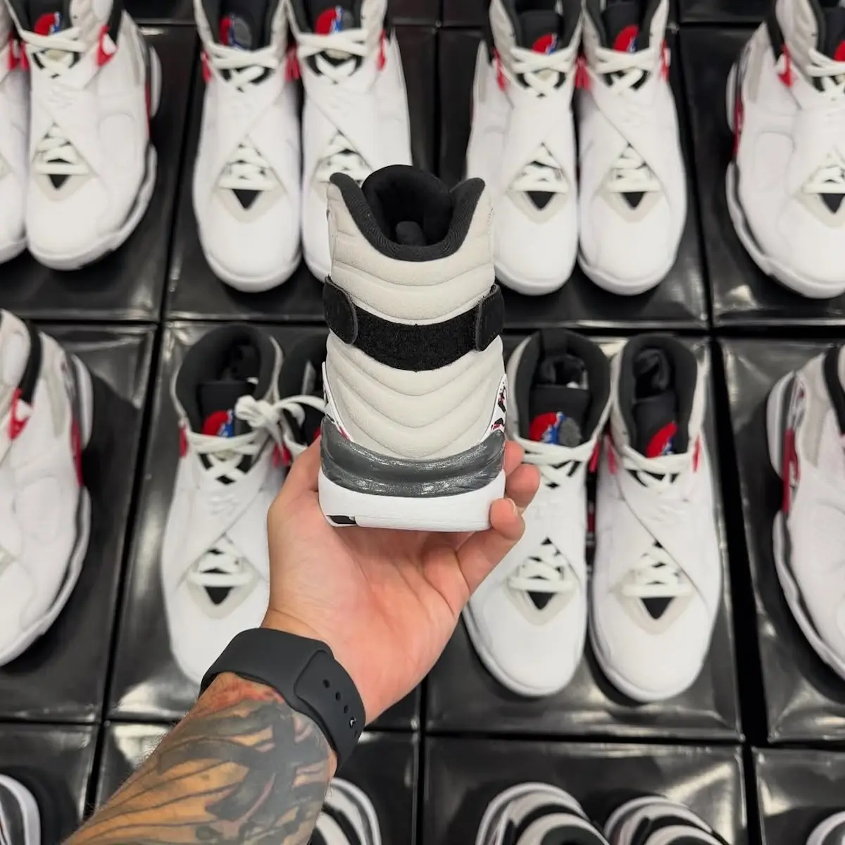 Air Jordan 8 Bugs Bunny 2 La Air Jordan 8 « Bugs Bunny » fait son grand retour après douze ans d'absence