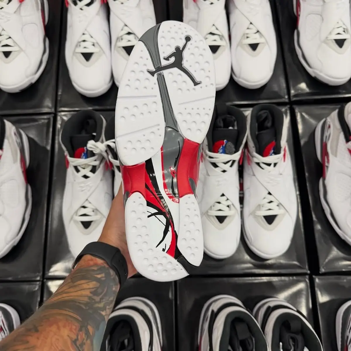 Air Jordan 8 Bugs Bunny 3 La Air Jordan 8 « Bugs Bunny » fait son grand retour après douze ans d'absence
