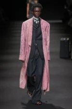 Ann Demeulemeester Spring Summer 2026 Paris Fashion Week 1 La collection Ann Demeulemeester printemps 2026 : un romantisme rebelle au masculin