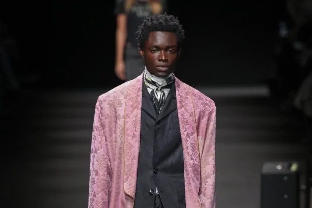 La collection Ann Demeulemeester printemps 2026 : un romantisme rebelle au masculin