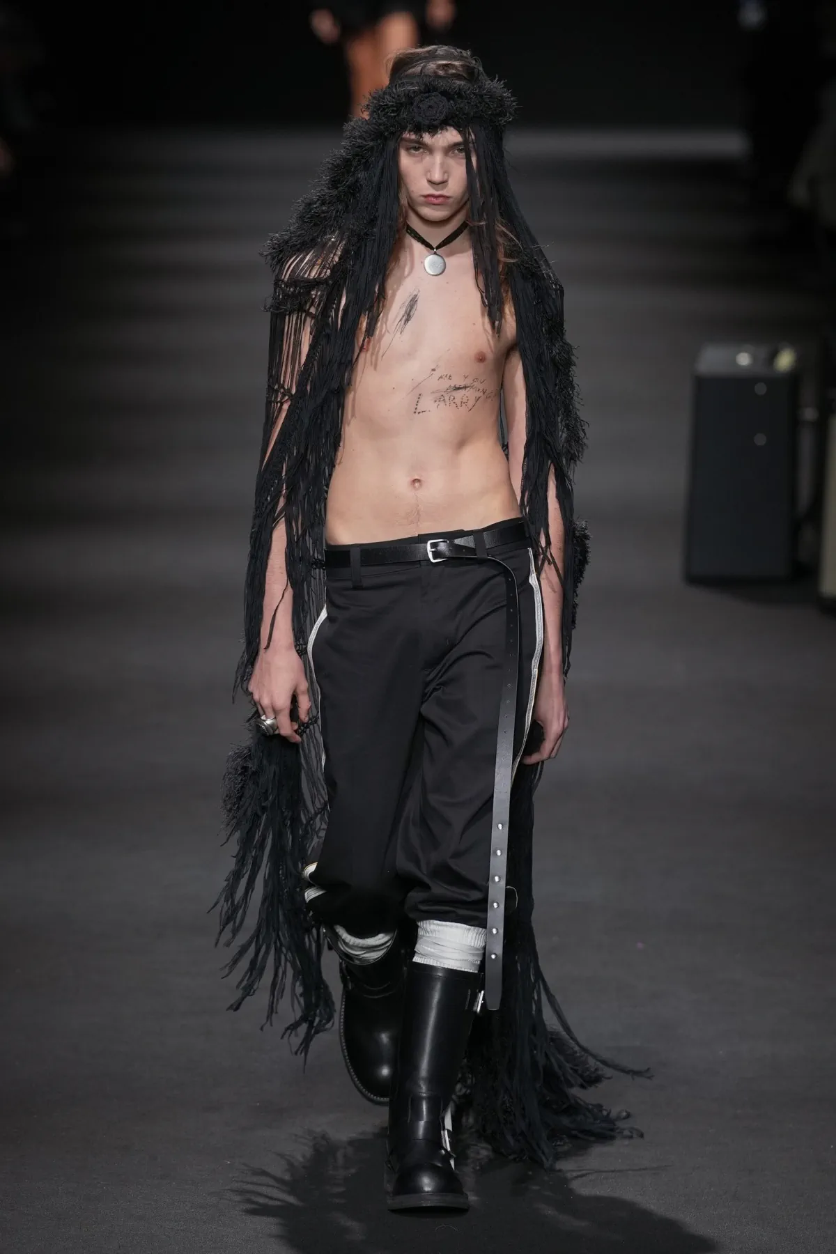 Ann Demeulemeester Spring Summer 2026 Paris Fashion Week 12 La collection Ann Demeulemeester printemps 2026 : un romantisme rebelle au masculin