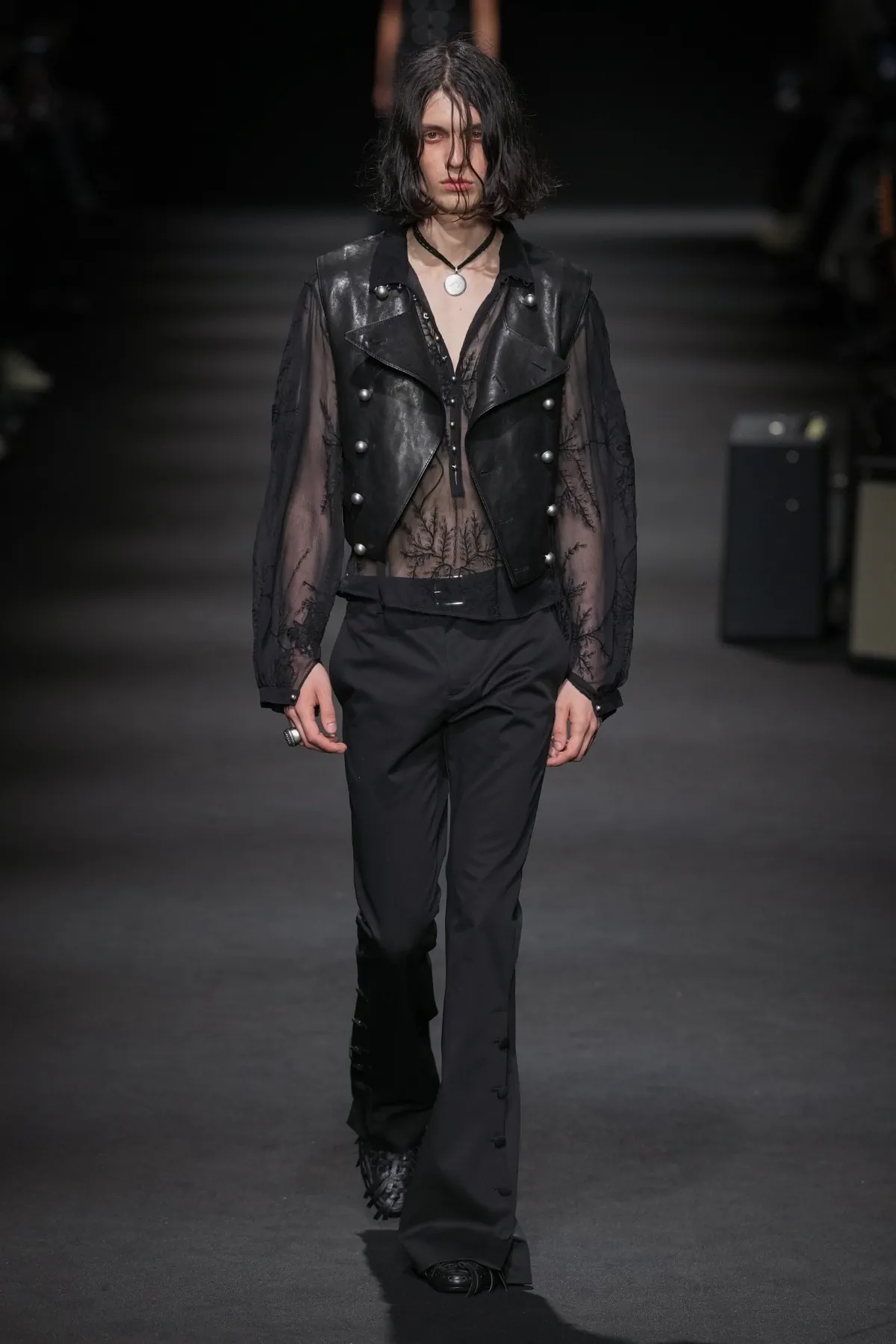 Ann Demeulemeester Spring Summer 2026 Paris Fashion Week 13 La collection Ann Demeulemeester printemps 2026 : un romantisme rebelle au masculin