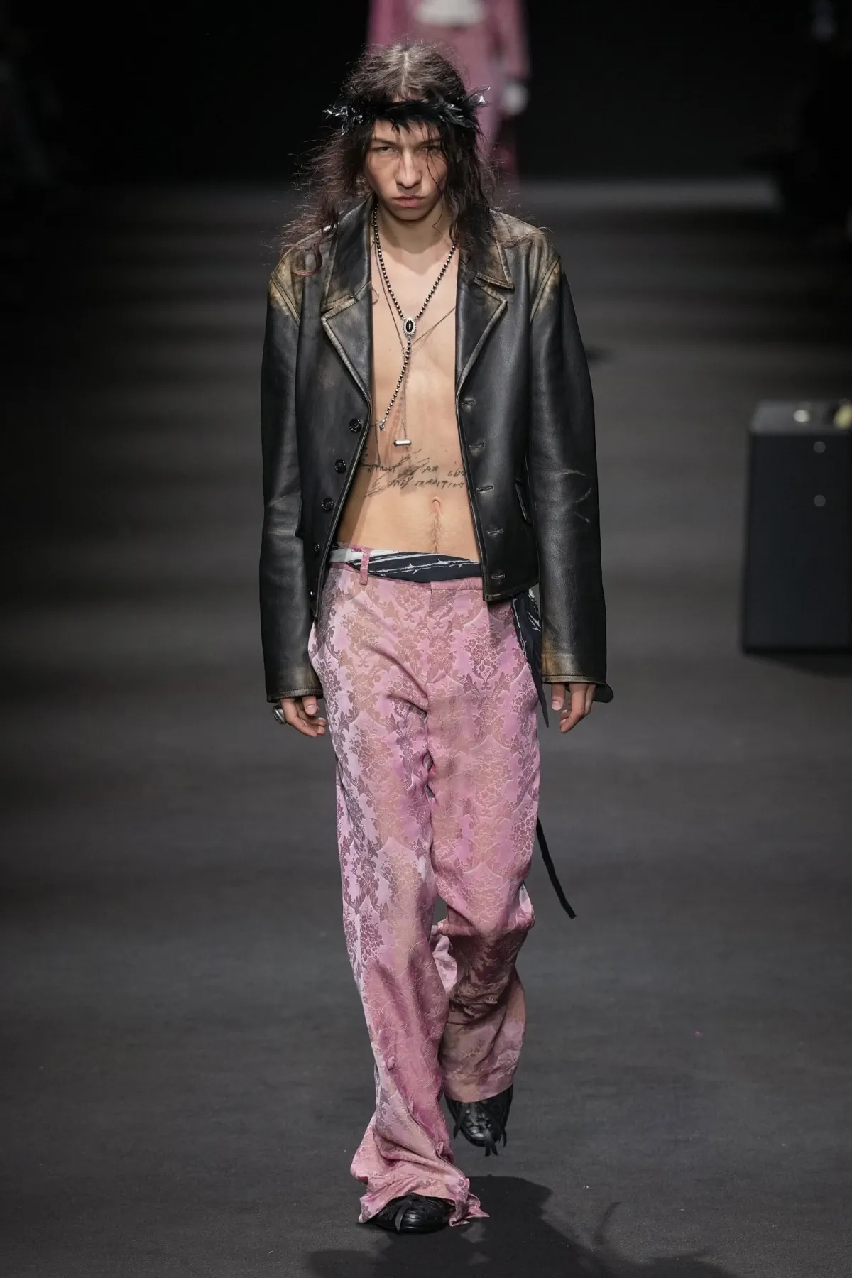 Ann Demeulemeester Spring Summer 2026 Paris Fashion Week 2 La collection Ann Demeulemeester printemps 2026 : un romantisme rebelle au masculin