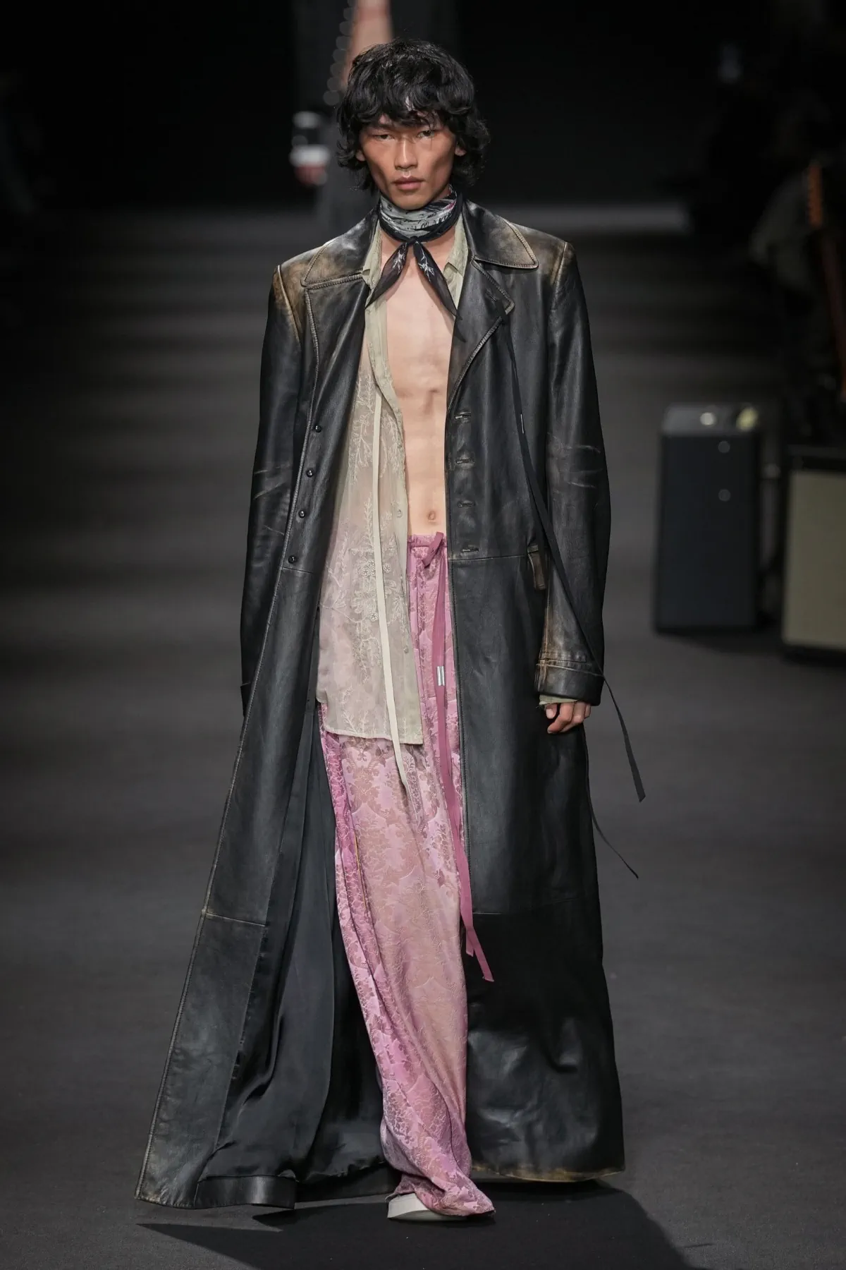 Ann Demeulemeester Spring Summer 2026 Paris Fashion Week 3 La collection Ann Demeulemeester printemps 2026 : un romantisme rebelle au masculin