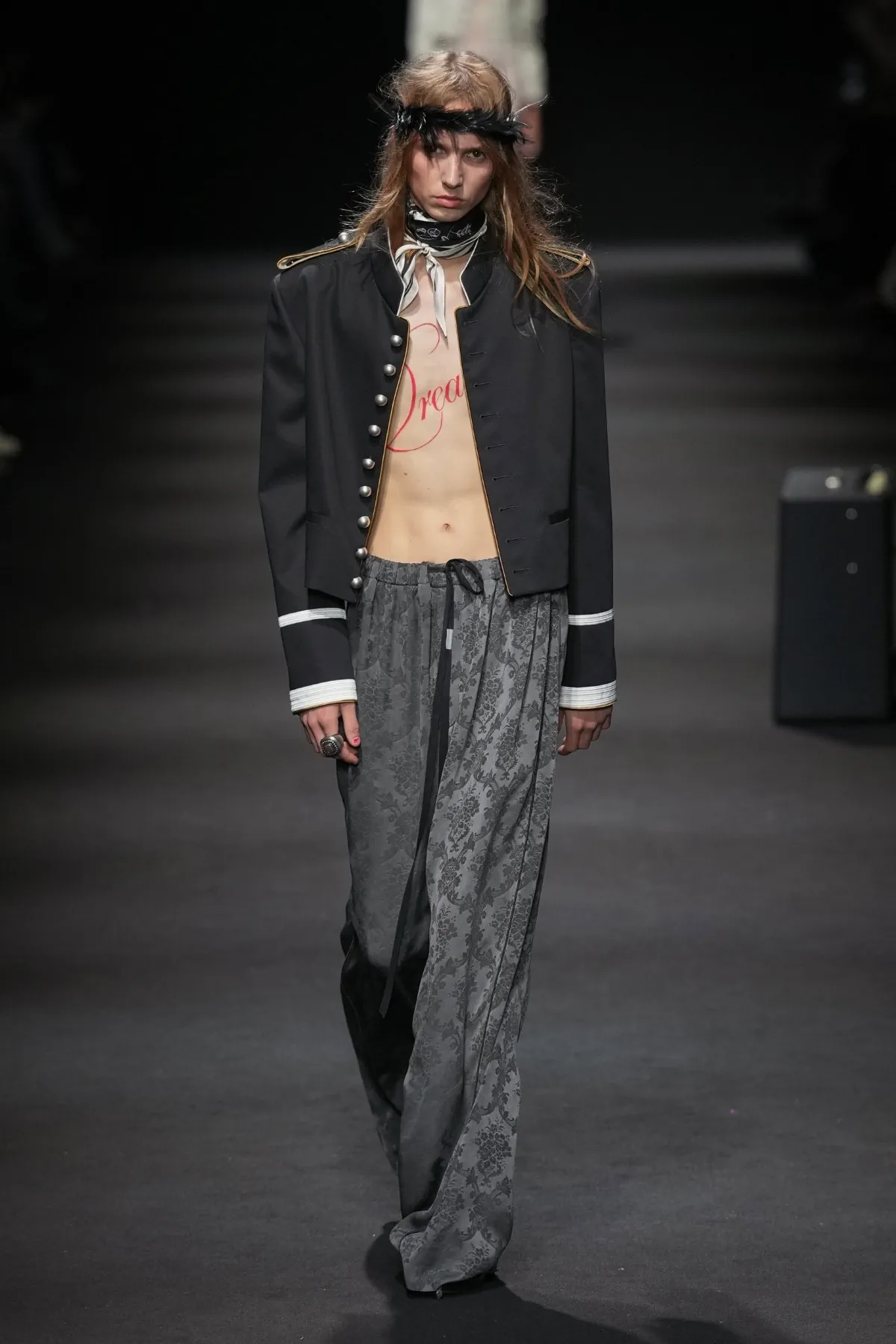 Ann Demeulemeester Spring Summer 2026 Paris Fashion Week 4 La collection Ann Demeulemeester printemps 2026 : un romantisme rebelle au masculin