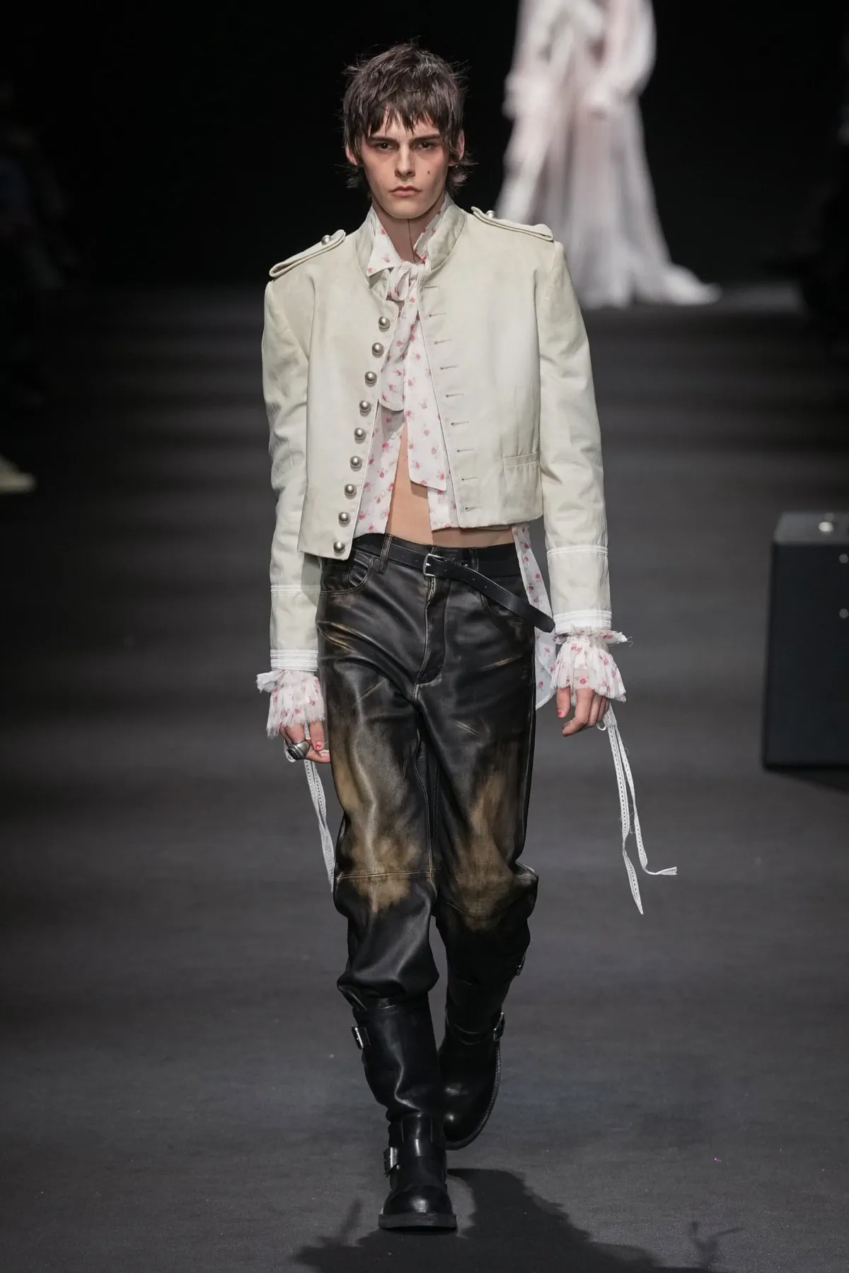 Ann Demeulemeester Spring Summer 2026 Paris Fashion Week 5 La collection Ann Demeulemeester printemps 2026 : un romantisme rebelle au masculin