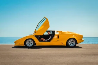 Automobili Lamborghini et Orlebar Brown signent une collection qui célèbre Miami Beach