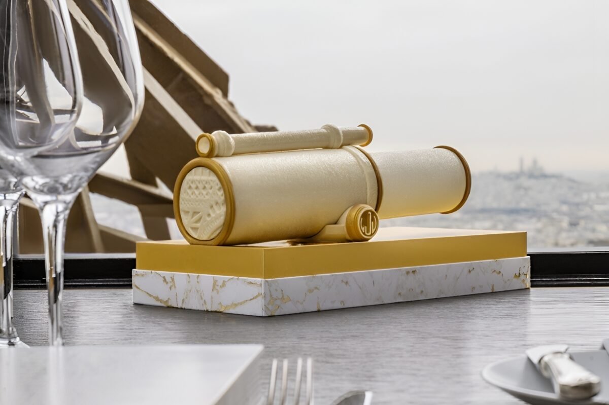 La bûche de Noël 2025 du restaurant Jules Verne, un voyage sucré au sommet de Paris