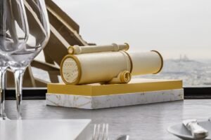 Buche de Noel 2025 Jules Verne 0 La bûche de Noël 2025 du restaurant Jules Verne, un voyage sucré au sommet de Paris
