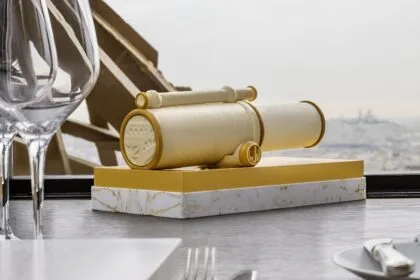 La bûche de Noël 2025 du restaurant Jules Verne, un voyage sucré au sommet de Paris