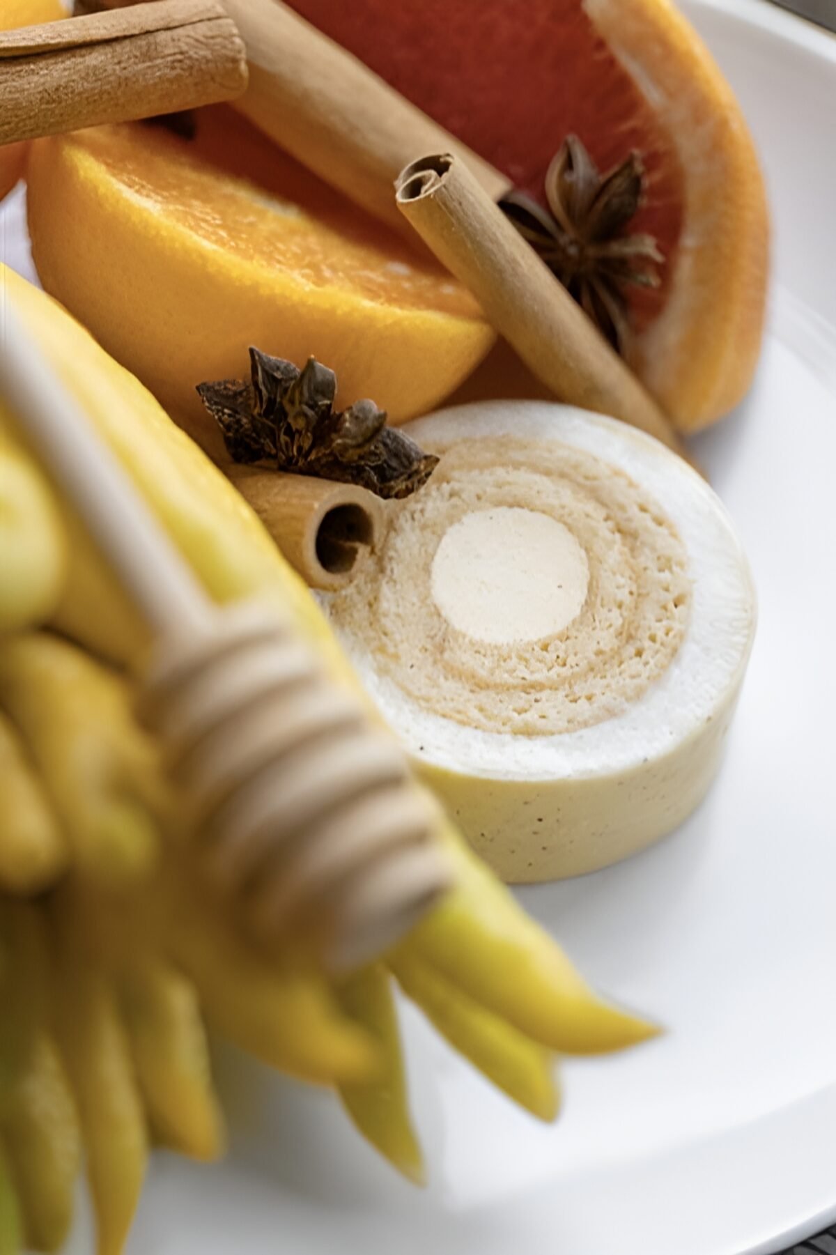 La bûche de Noël 2025 du restaurant Jules Verne, un voyage sucré au sommet de Paris