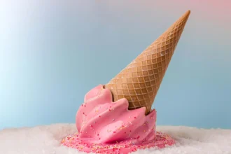 La bûche de Noël 2025 du Kimpton St Honoré Paris ressemble à une glace californienne