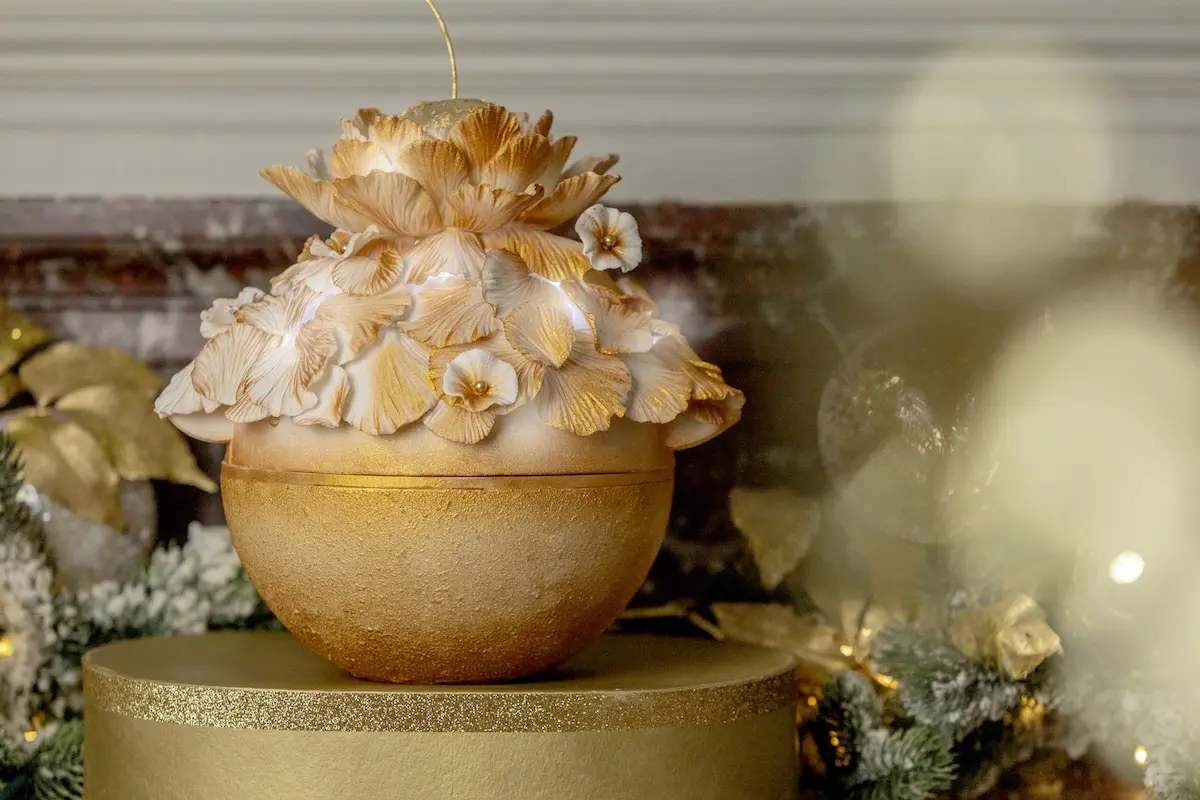 Buche de Noel 2025 Laduree 1 La bûche de Noël 2025 de Ladurée transforme la pomme en un véritable or gastronomique