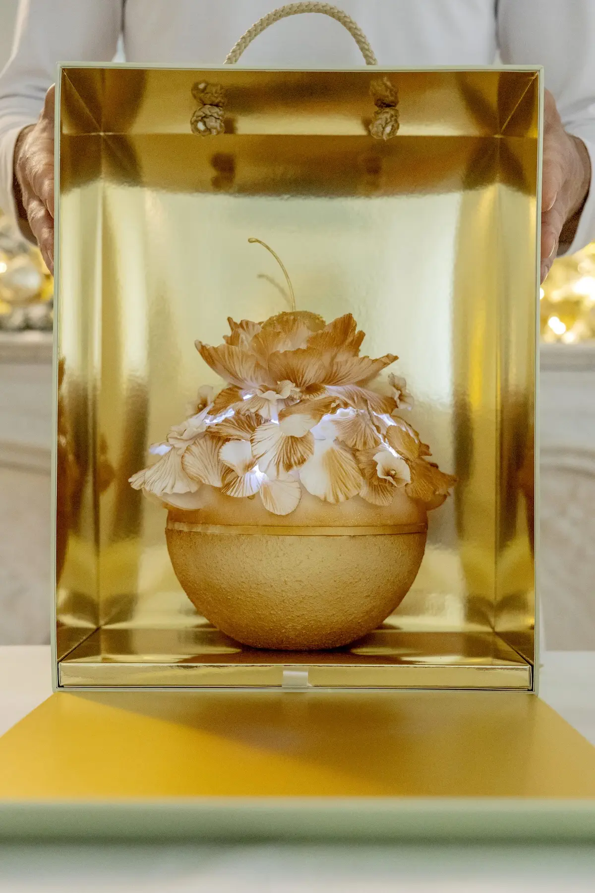 Buche de Noel 2025 Laduree 6 La bûche de Noël 2025 de Ladurée transforme la pomme en un véritable or gastronomique
