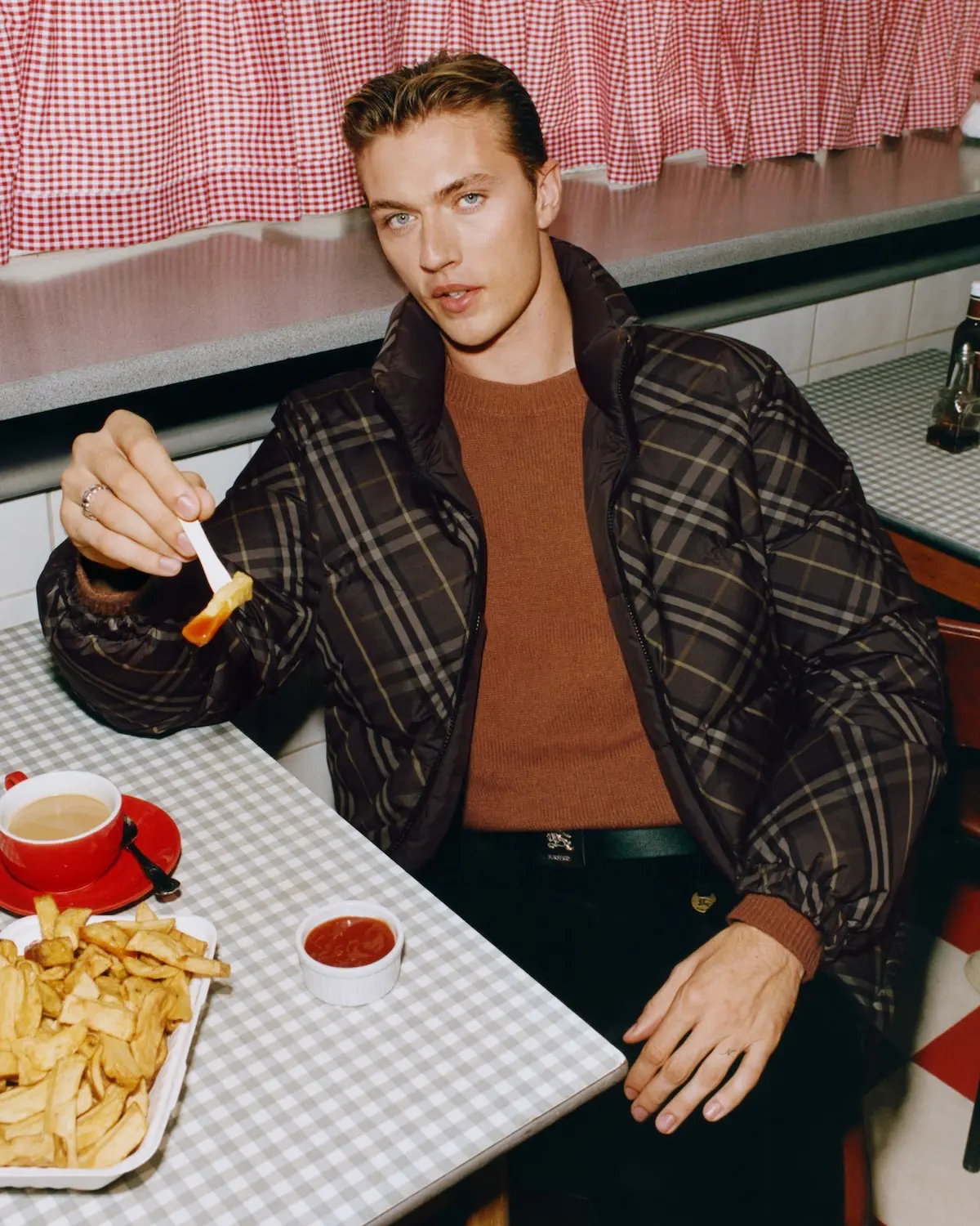 Burberry Campagne de vetements exterieur 2025 2 Burberry dévoile sa campagne de vêtements d'extérieur avec des talents oscarisés