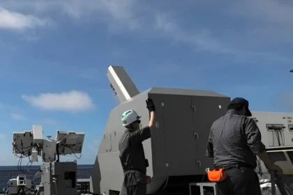 ATLA publie quatre images des essais du railgun sur le JS Asuka