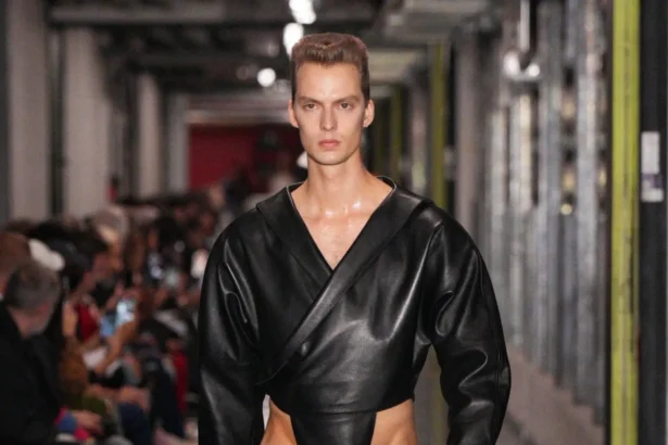 Pour sa collection Jean Paul Gaultier printemps 2026, Duran Lantink ravive l'esprit transgressif originel de la maison parisienne