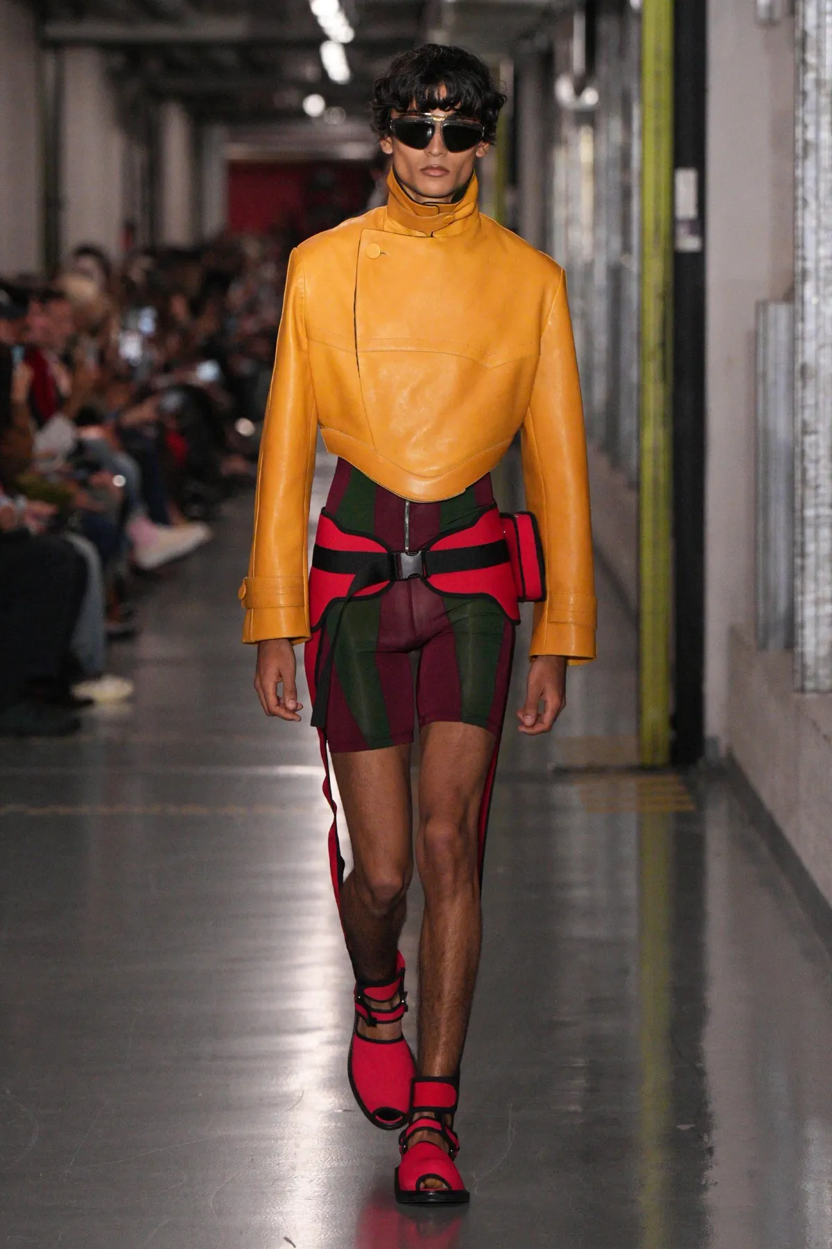 Pour sa collection Jean Paul Gaultier printemps 2026, Duran Lantink ravive l'esprit transgressif originel de la maison parisienne