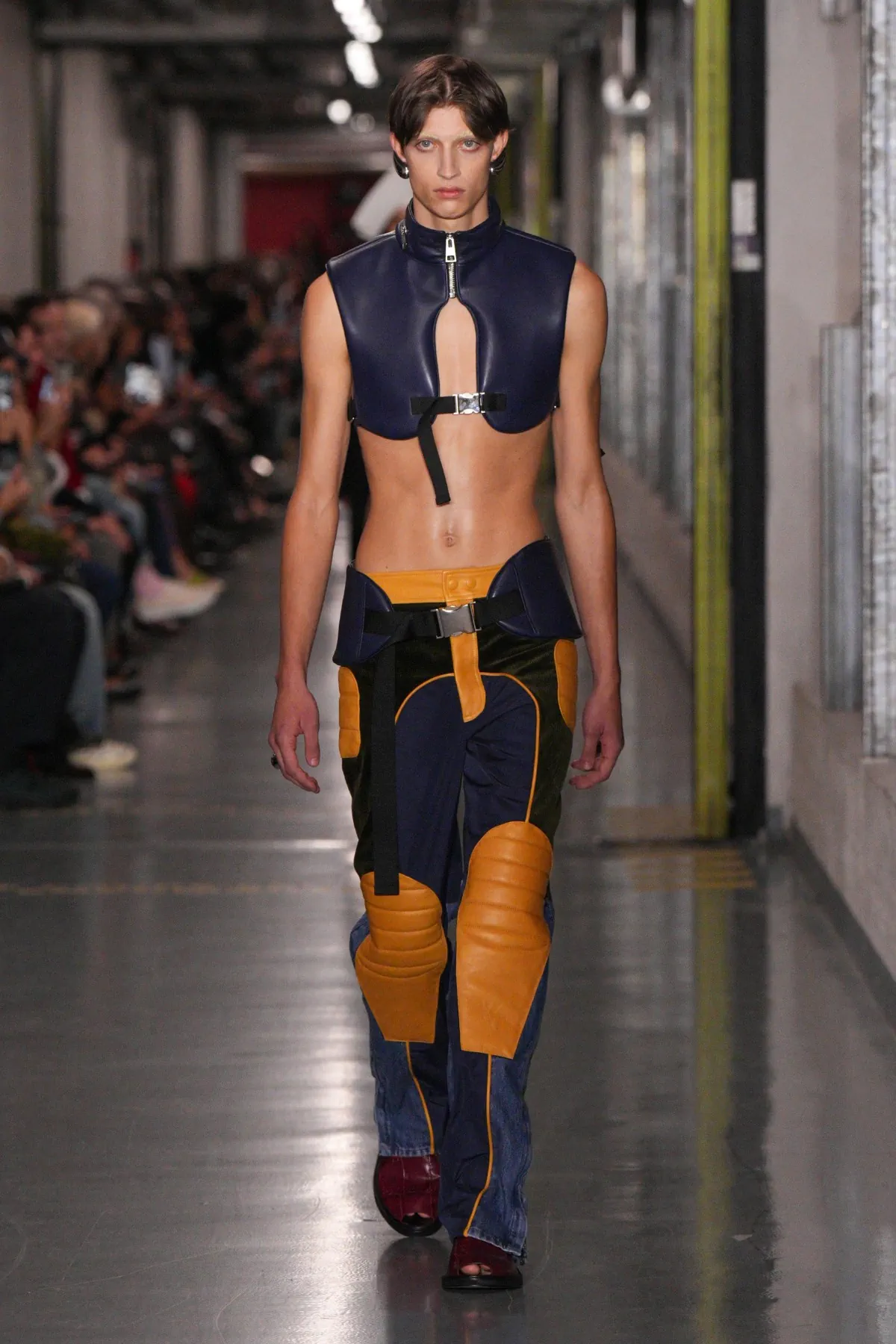 Pour sa collection Jean Paul Gaultier printemps 2026, Duran Lantink ravive l'esprit transgressif originel de la maison parisienne