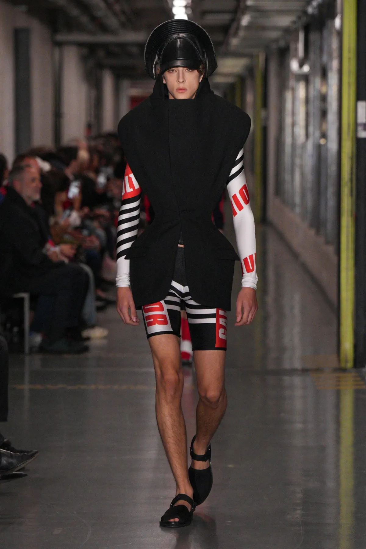 Pour sa collection Jean Paul Gaultier printemps 2026, Duran Lantink ravive l'esprit transgressif originel de la maison parisienne