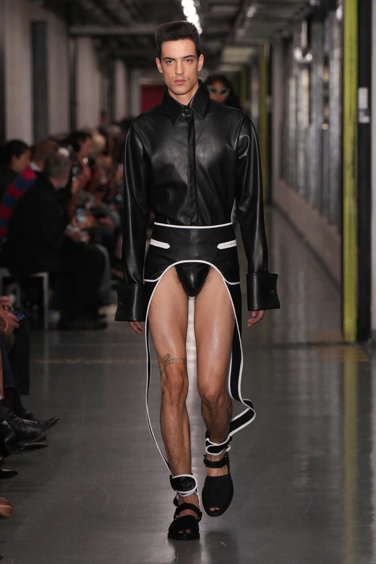 Pour sa collection Jean Paul Gaultier printemps 2026, Duran Lantink ravive l'esprit transgressif originel de la maison parisienne