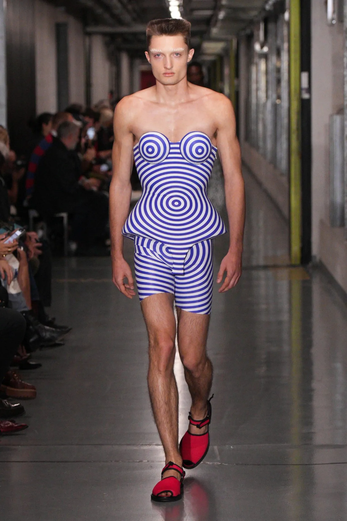 Pour sa collection Jean Paul Gaultier printemps 2026, Duran Lantink ravive l'esprit transgressif originel de la maison parisienne