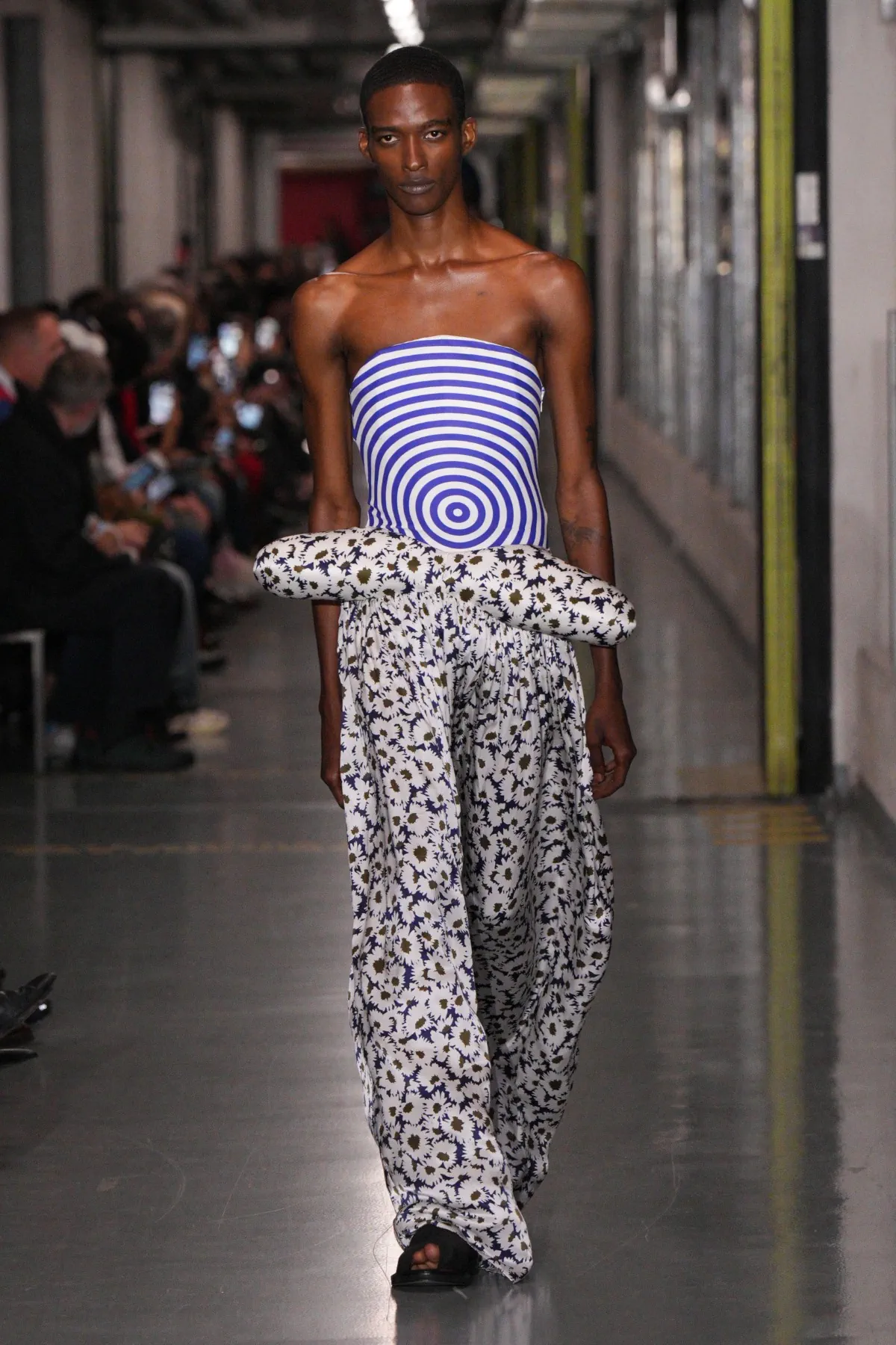 Pour sa collection Jean Paul Gaultier printemps 2026, Duran Lantink ravive l'esprit transgressif originel de la maison parisienne