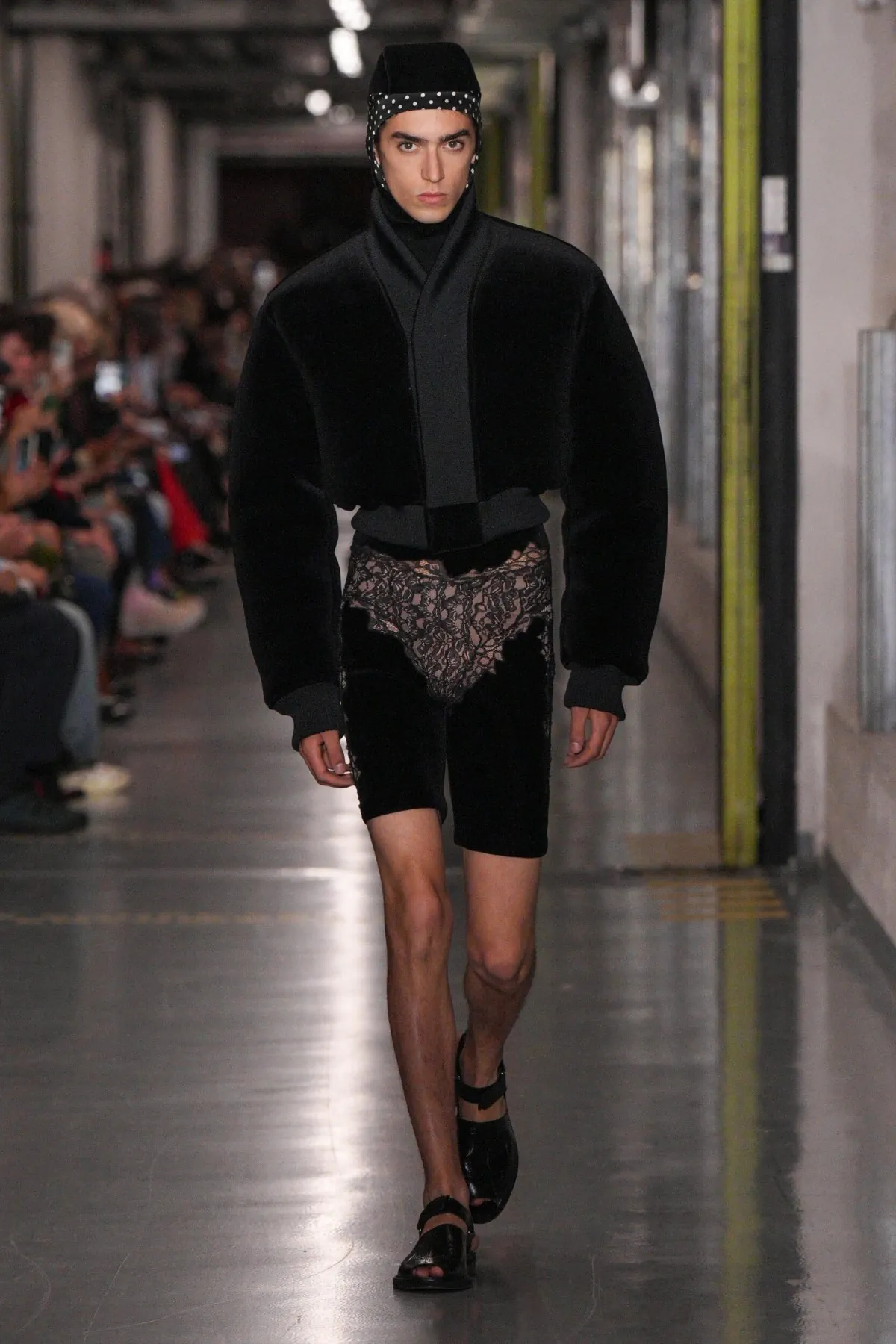 Pour sa collection Jean Paul Gaultier printemps 2026, Duran Lantink ravive l'esprit transgressif originel de la maison parisienne