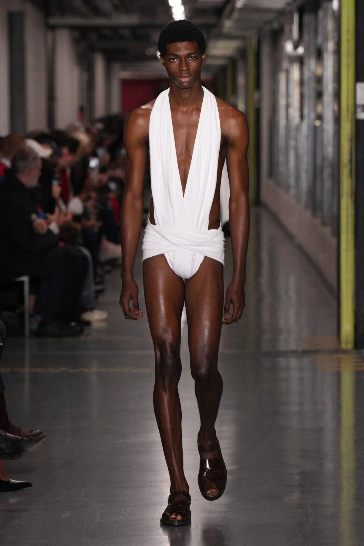 Pour sa collection Jean Paul Gaultier printemps 2026, Duran Lantink ravive l'esprit transgressif originel de la maison parisienne