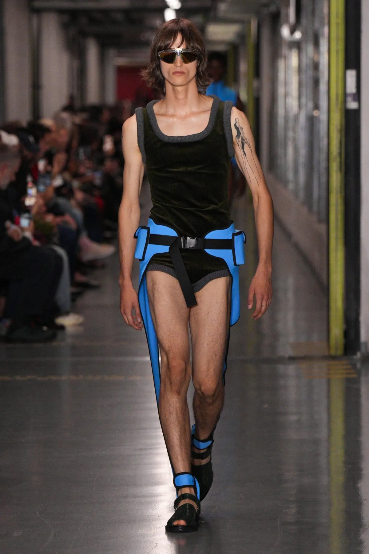 Pour sa collection Jean Paul Gaultier printemps 2026, Duran Lantink ravive l'esprit transgressif originel de la maison parisienne