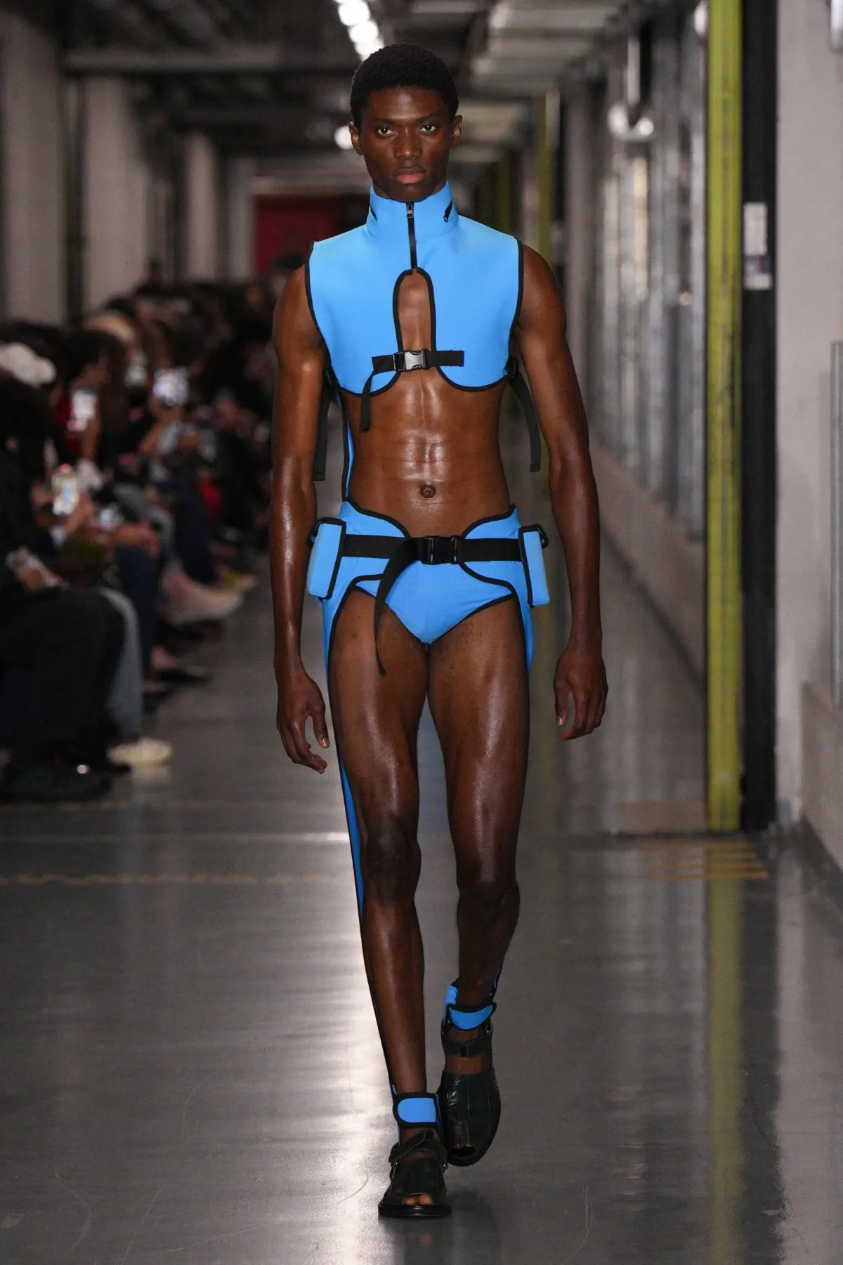 Pour sa collection Jean Paul Gaultier printemps 2026, Duran Lantink ravive l'esprit transgressif originel de la maison parisienne