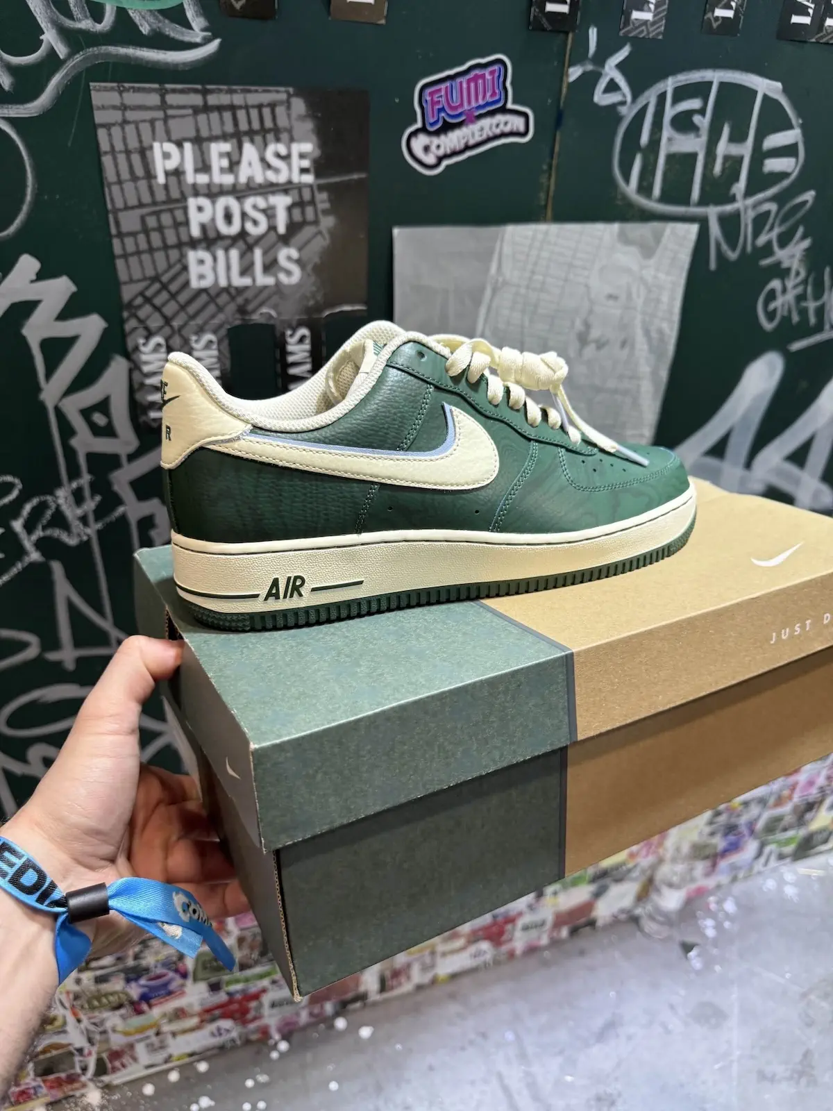LAAMS x Nike Air Force 1 1 La collaboration LAAMS x Nike Air Force 1 rend hommage à l'esprit brut du Lower East Side