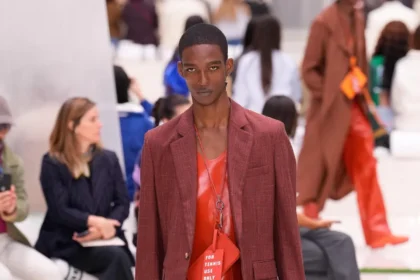 La collection Lacoste printemps 2026 revisite les codes du tennis avec élégance