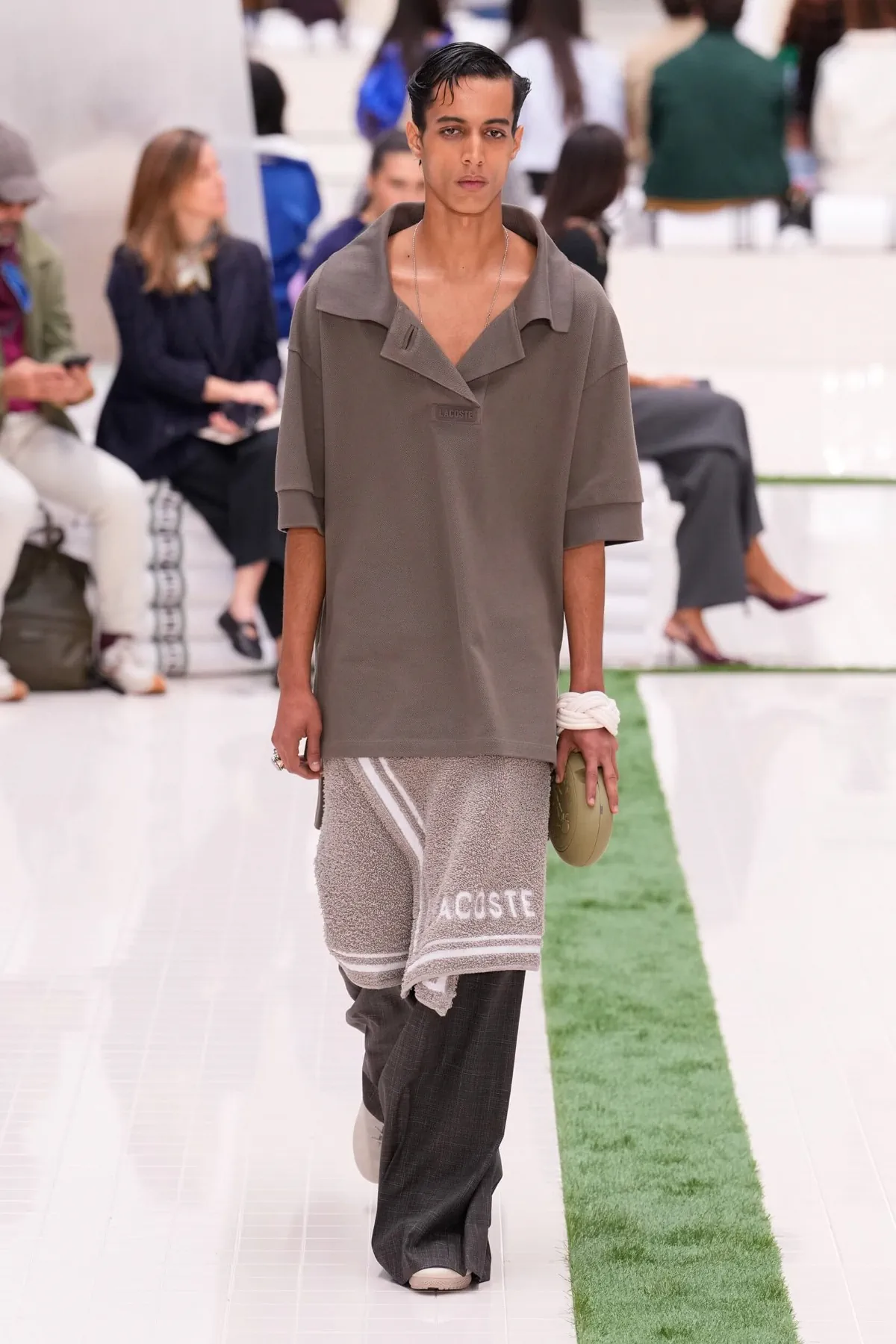 La collection Lacoste printemps 2026 revisite les codes du tennis avec élégance