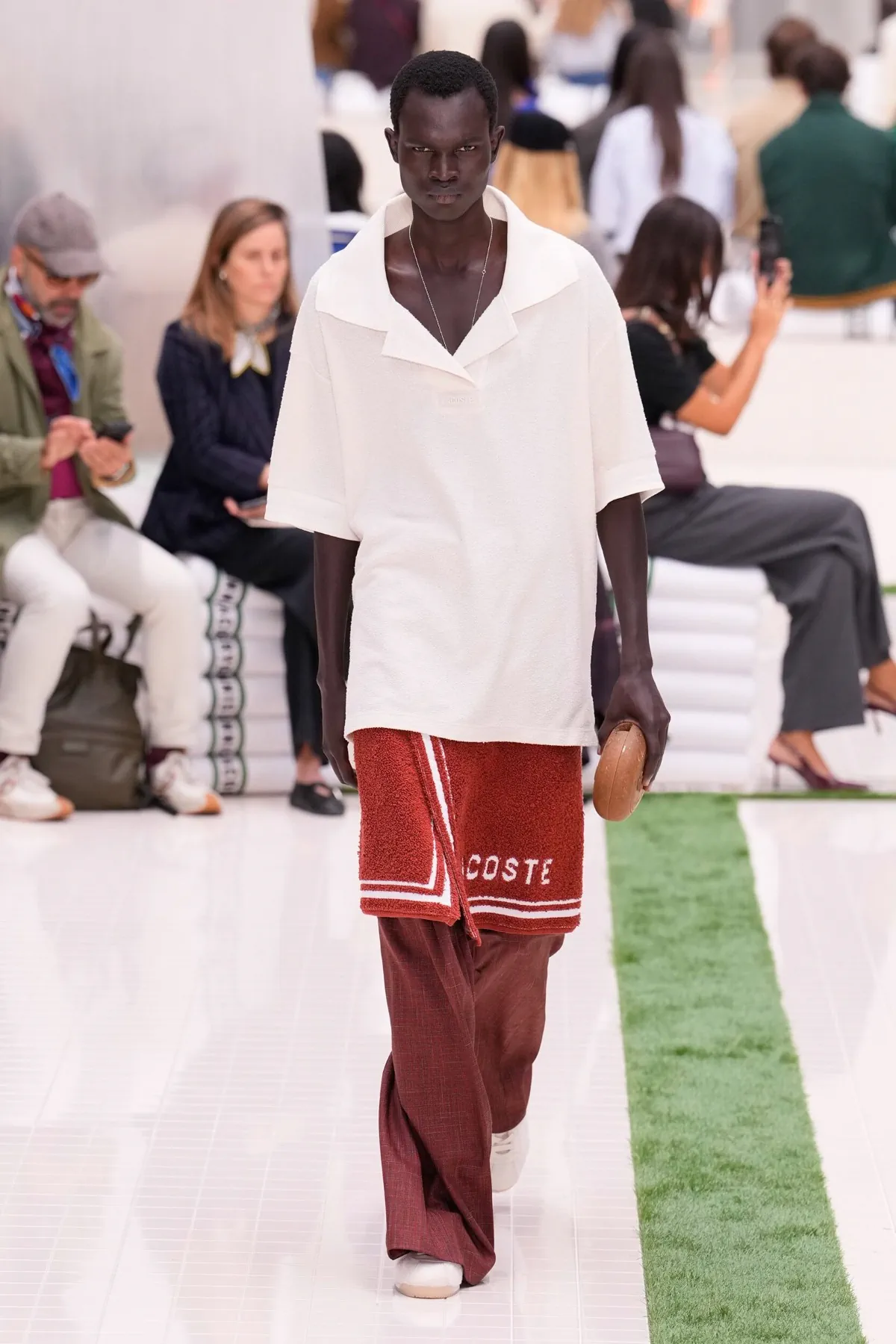 La collection Lacoste printemps 2026 revisite les codes du tennis avec élégance