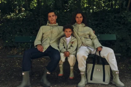 La collaboration Maison Kitsuné x Hunter revisite la botte de pluie avec élégance