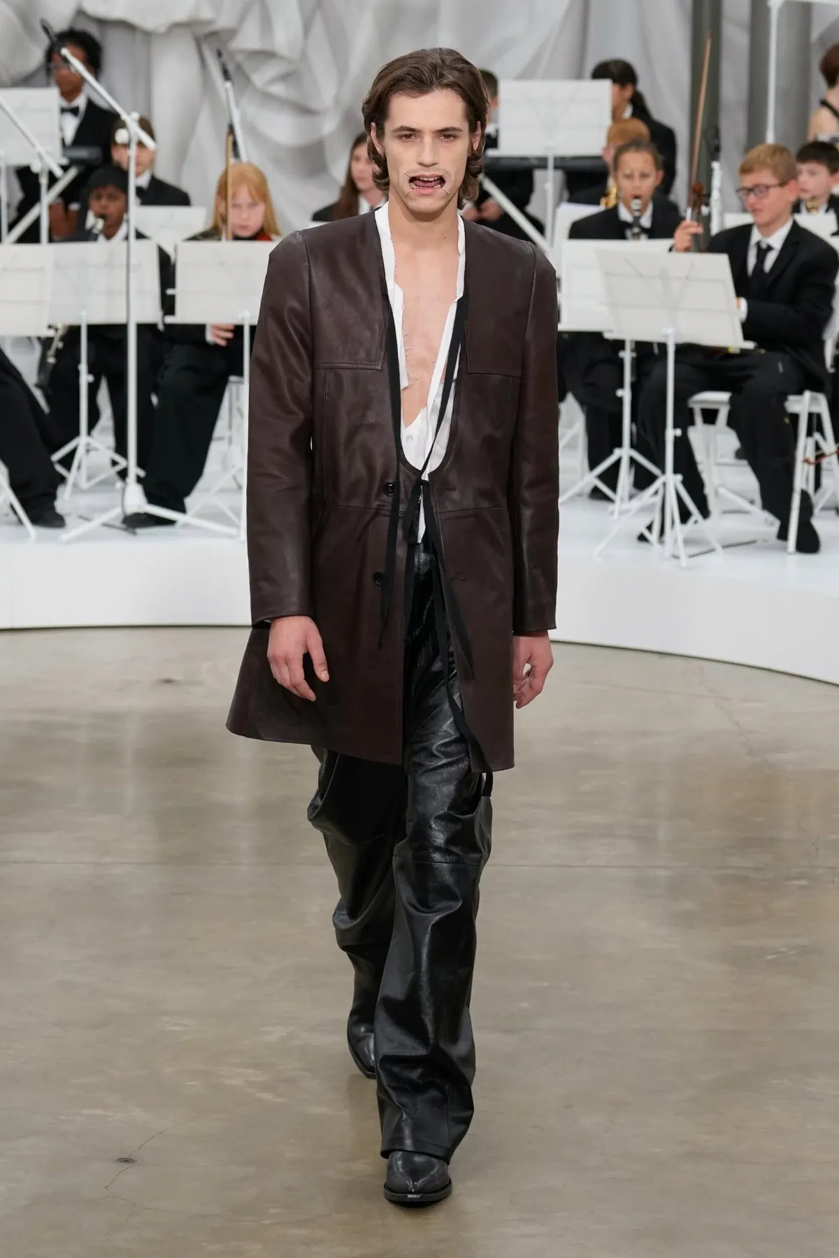 Maison Margiela Spring Summer 2026 Paris Fashion Week 2 La collection Maison Margiela printemps 2026 marque un retour aux fondamentaux