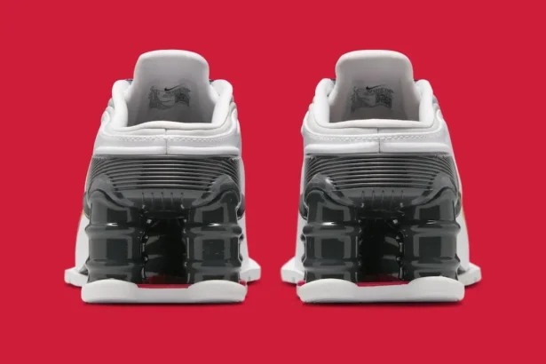 Les Martine Rose x Nike Shox MR4 « Metallic Platinum » et « Fire Red » débarquent pour les fêtes de fin d'année 2025