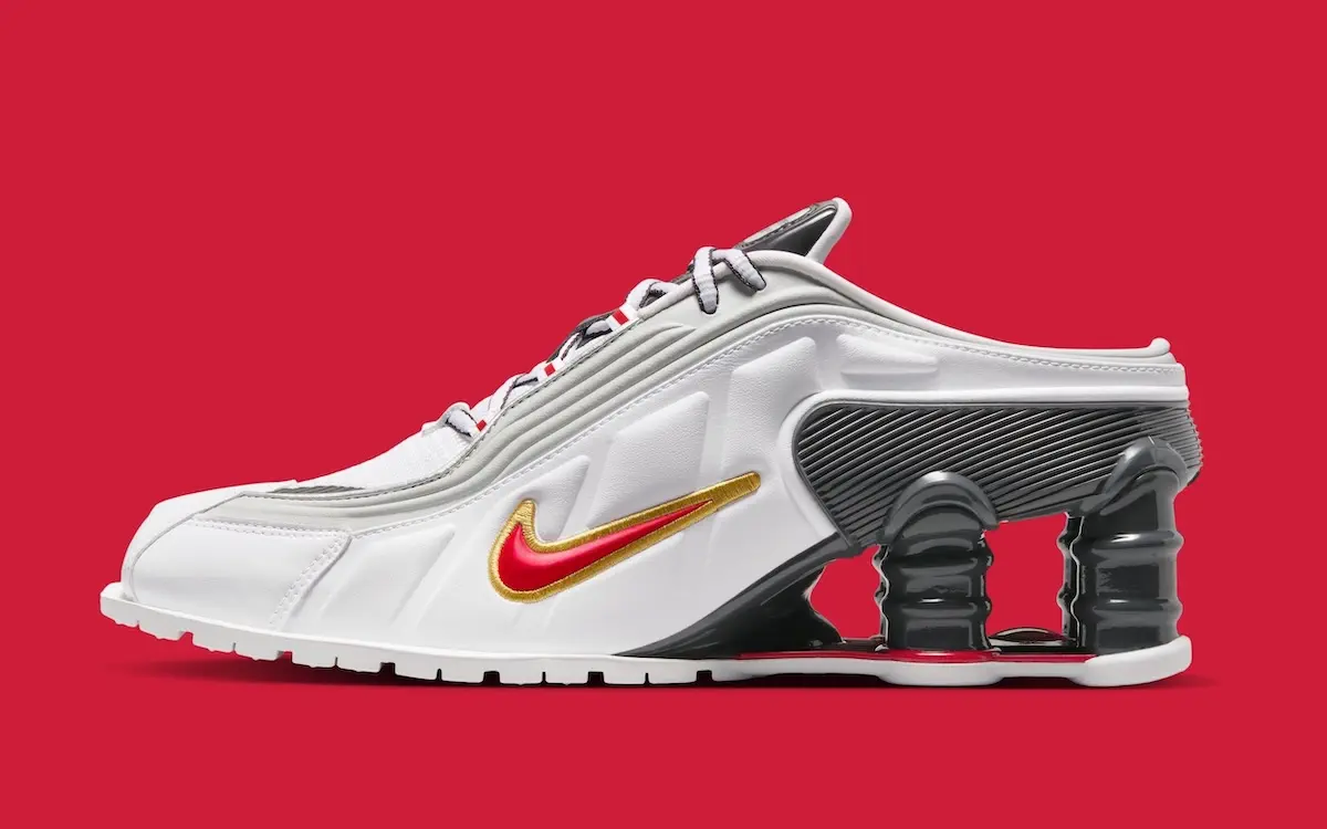 Martine Rose x Nike Shox MR4 Metallic Platinum 2 Les Martine Rose x Nike Shox MR4 « Metallic Platinum » et « Fire Red » débarquent pour les fêtes de fin d'année 2025