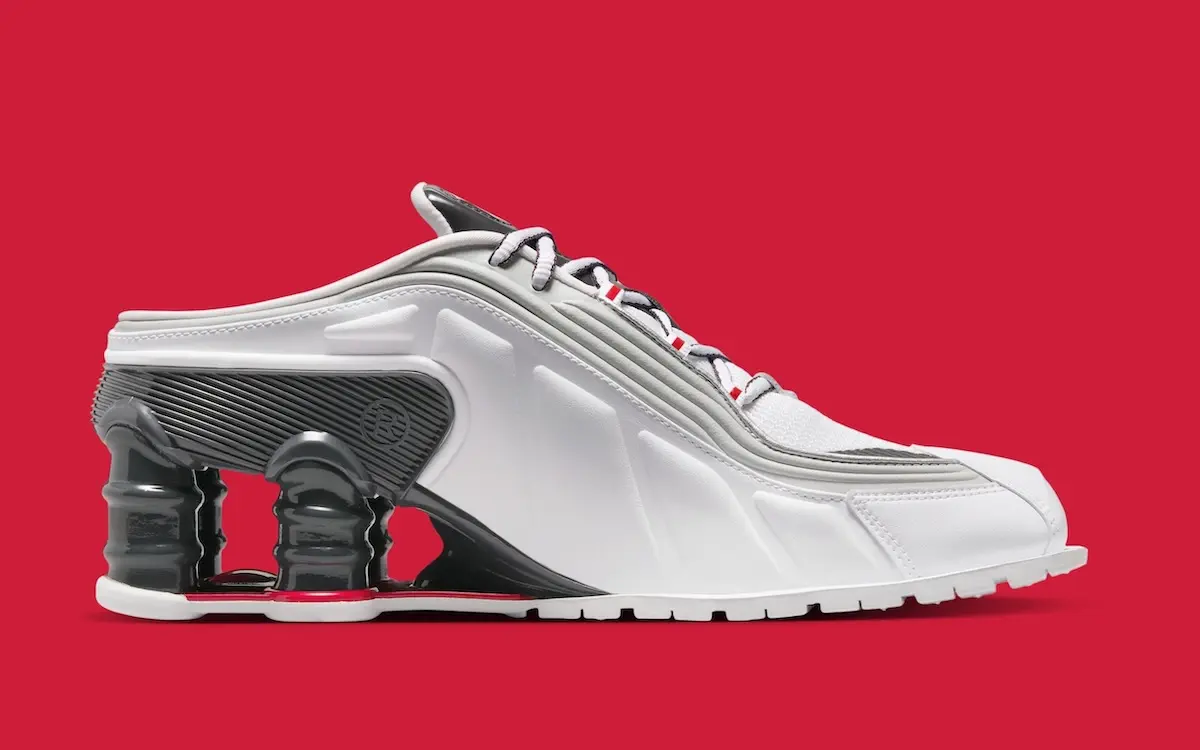 Martine Rose x Nike Shox MR4 Metallic Platinum 3 Les Martine Rose x Nike Shox MR4 « Metallic Platinum » et « Fire Red » débarquent pour les fêtes de fin d'année 2025